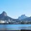 Lagoa Rodrigo de Freitas em dia de céu azzul, um dos mais belos e conhecidos cartões postais do Rio de Janeiro, Ao fndo, a Pedra da Gávea, que vamos subir em alguns dias